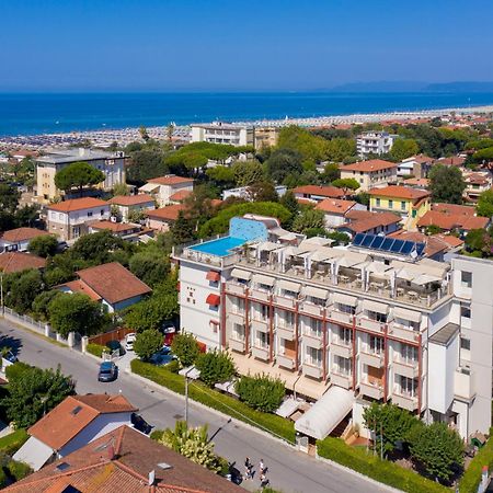 Hotel Nuova Sabrina Марина ди Пиетрасанта Екстериор снимка