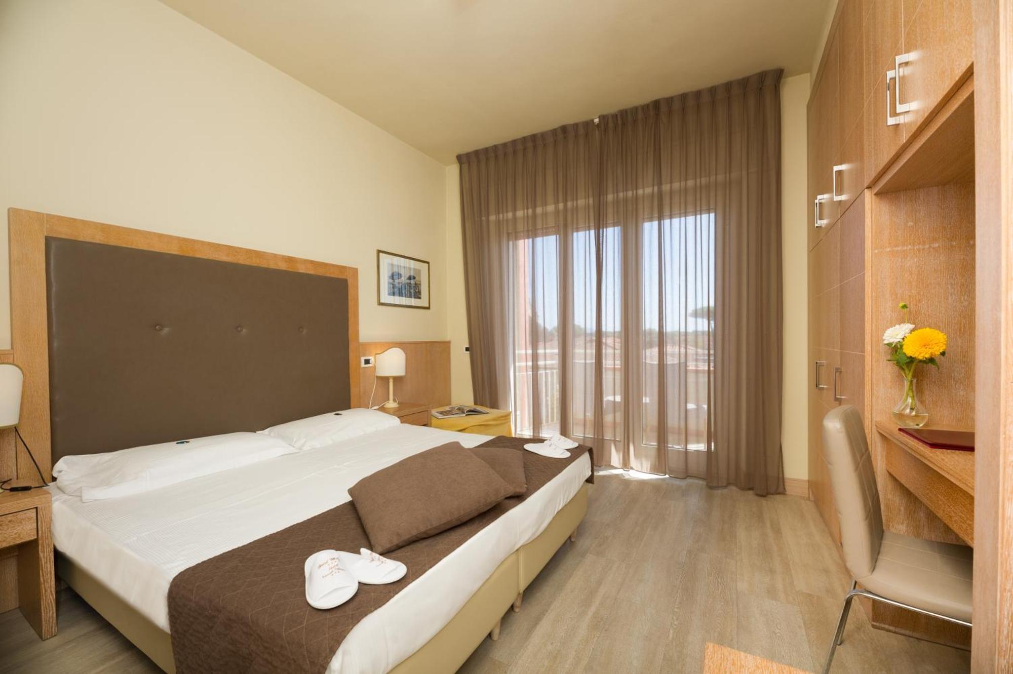 Hotel Nuova Sabrina Марина ди Пиетрасанта Екстериор снимка