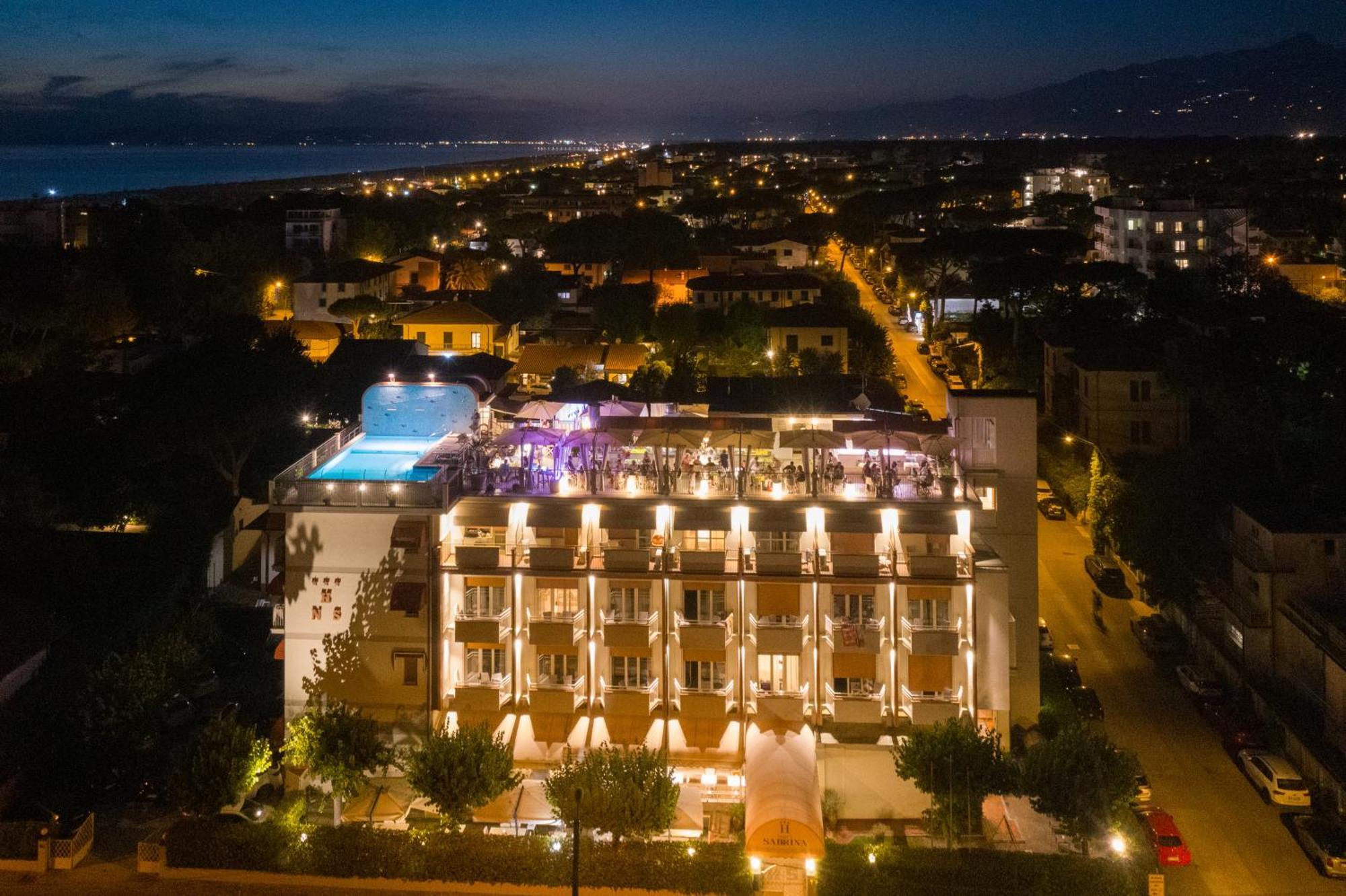 Hotel Nuova Sabrina Марина ди Пиетрасанта Екстериор снимка