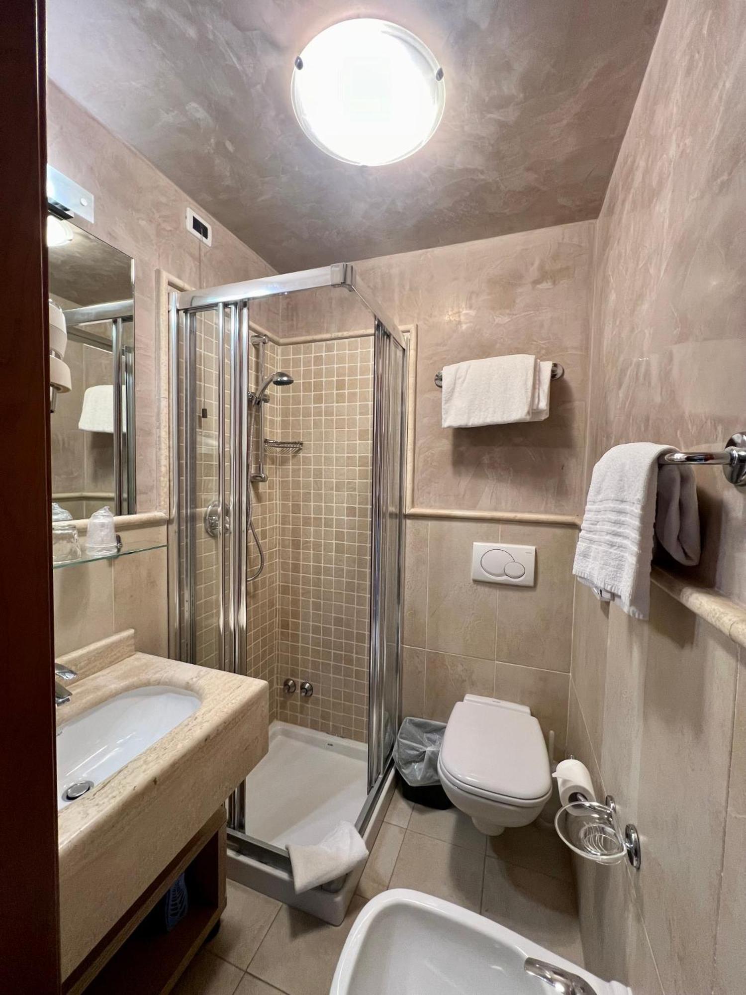 Hotel Nuova Sabrina Марина ди Пиетрасанта Екстериор снимка