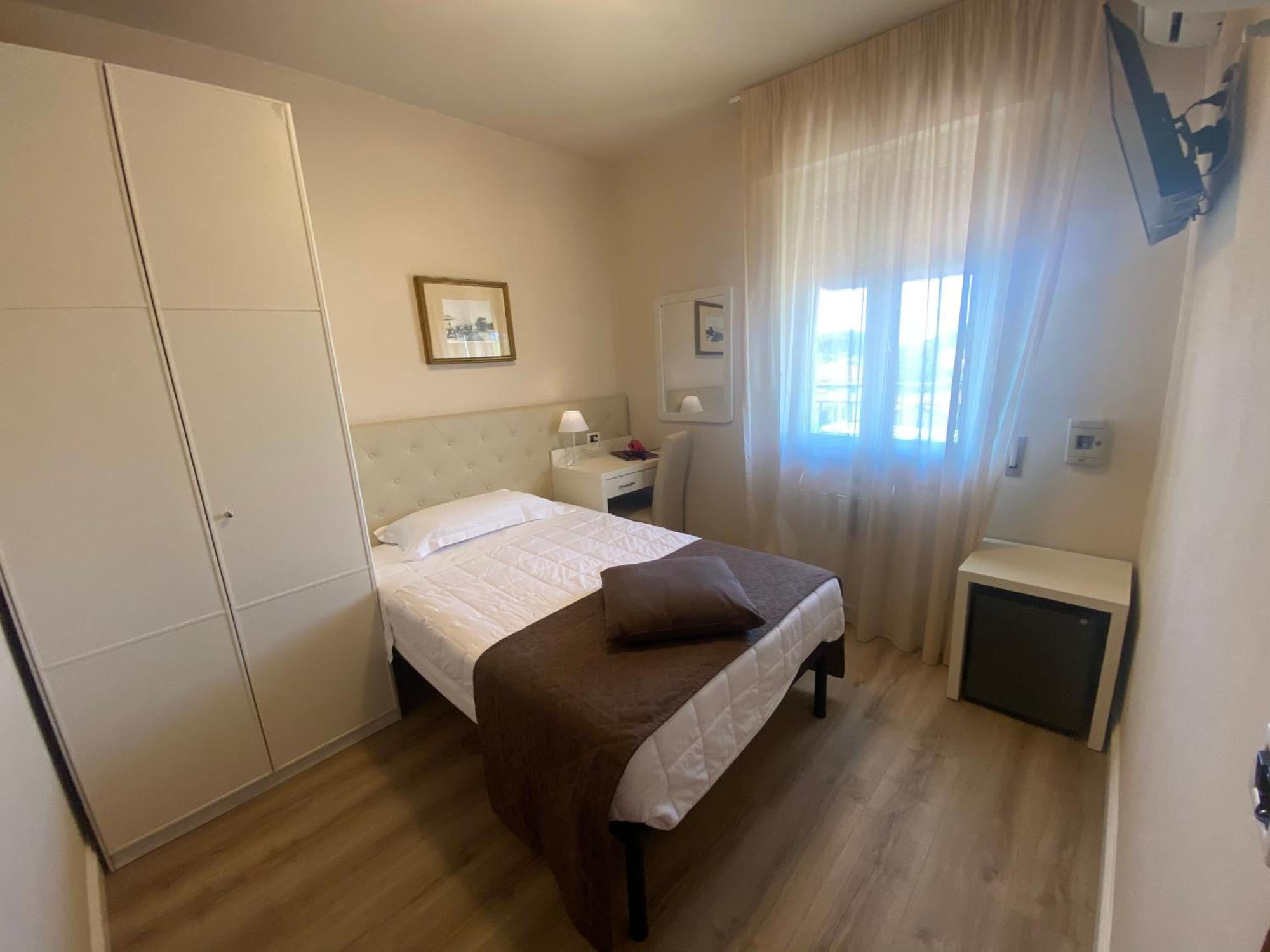 Hotel Nuova Sabrina Марина ди Пиетрасанта Екстериор снимка