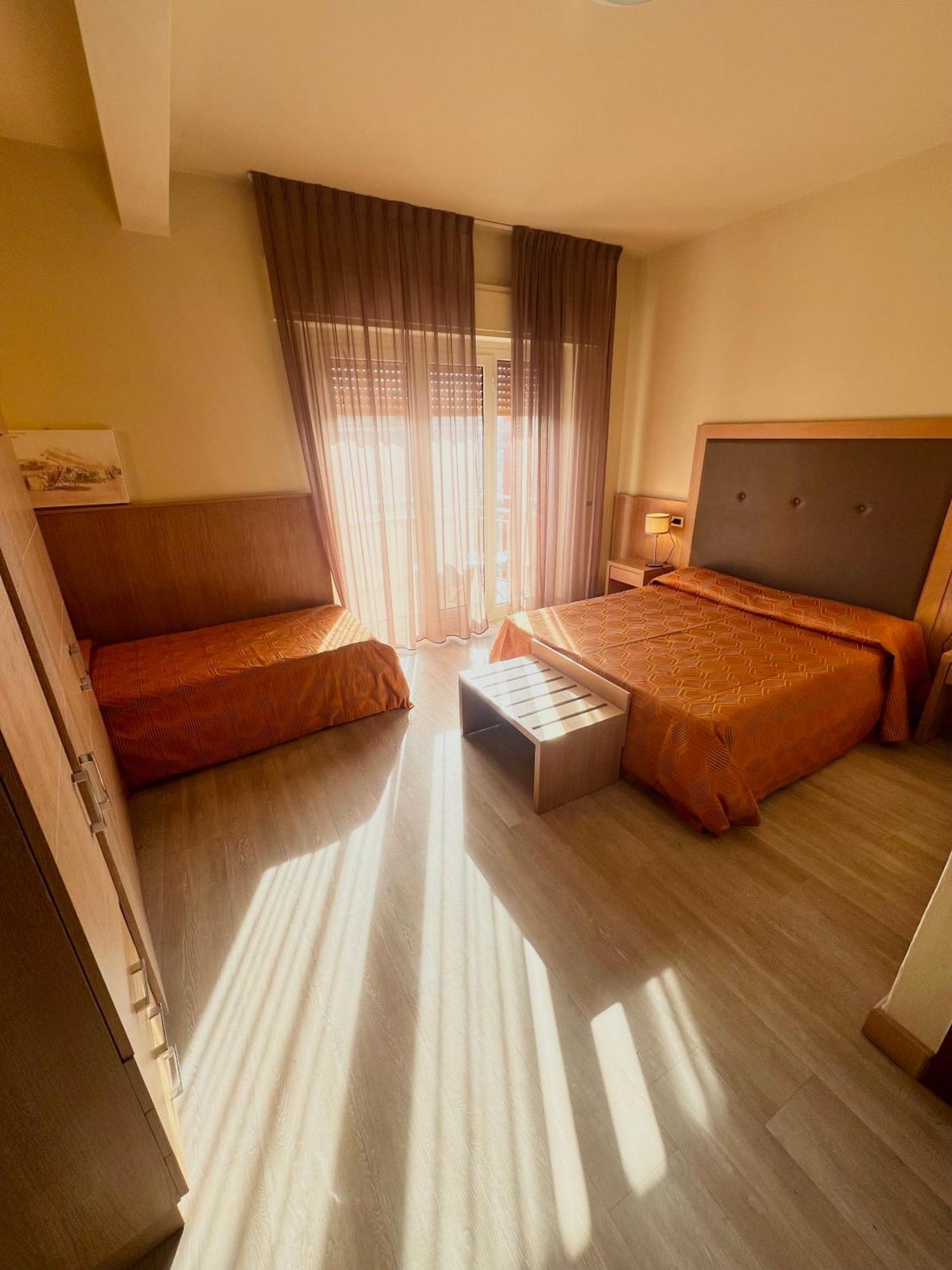 Hotel Nuova Sabrina Марина ди Пиетрасанта Екстериор снимка
