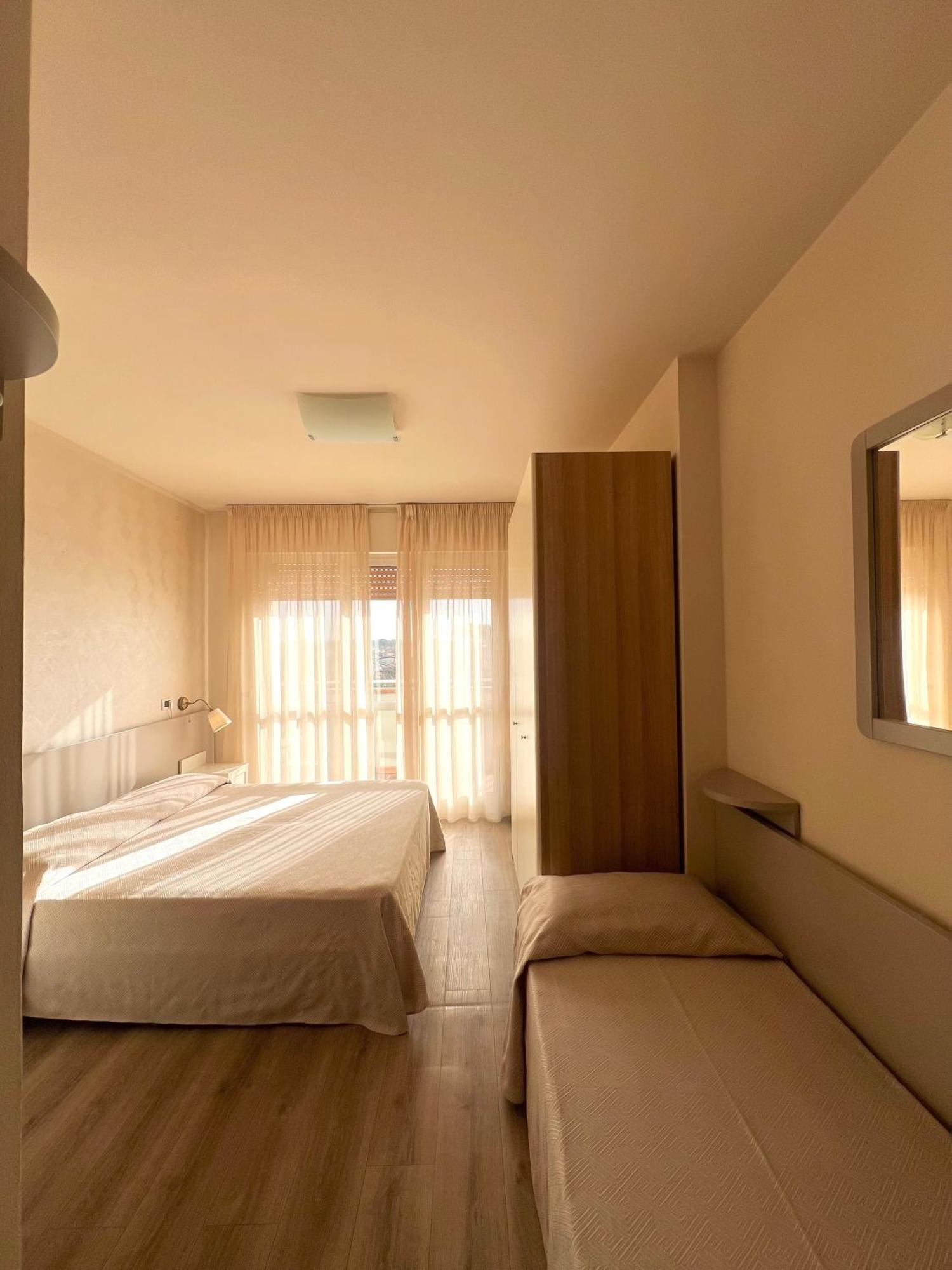 Hotel Nuova Sabrina Марина ди Пиетрасанта Екстериор снимка